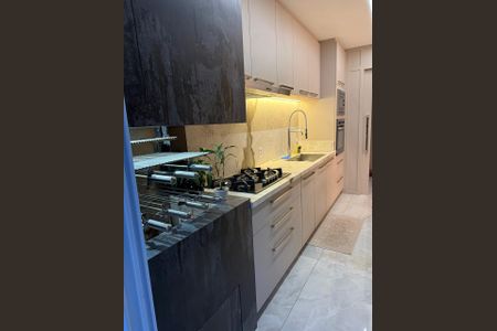Apartamento à venda com 180m², 3 quartos e 3 vagas Apartamento à venda com 180m², 3 quartos e 3 vagasÁrea Gourmet