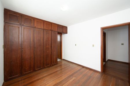 Casa à venda com 431m², 6 quartos e 4 vagas Casa à venda com 431m², 6 quartos e 4 vagasquarto 4