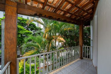 Casa à venda com 431m², 6 quartos e 4 vagas Casa à venda com 431m², 6 quartos e 4 vagasvaranda