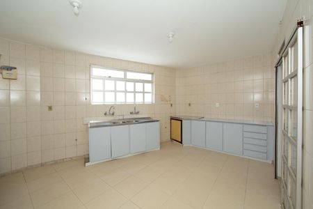Casa à venda com 431m², 6 quartos e 4 vagas Casa à venda com 431m², 6 quartos e 4 vagasCozinha
