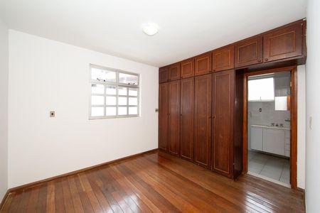 Casa à venda com 431m², 6 quartos e 4 vagas Casa à venda com 431m², 6 quartos e 4 vagasquarto 4