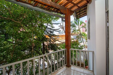 Casa à venda com 431m², 6 quartos e 4 vagas Casa à venda com 431m², 6 quartos e 4 vagasVaranda quarto 2