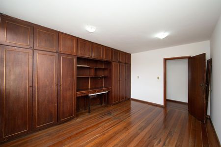 Casa à venda com 431m², 6 quartos e 4 vagas Casa à venda com 431m², 6 quartos e 4 vagasquarto 6