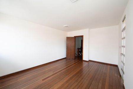 Casa à venda com 431m², 6 quartos e 4 vagas Casa à venda com 431m², 6 quartos e 4 vagasquarto 2