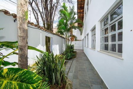Casa à venda com 431m², 6 quartos e 4 vagas Casa à venda com 431m², 6 quartos e 4 vagasQuintal