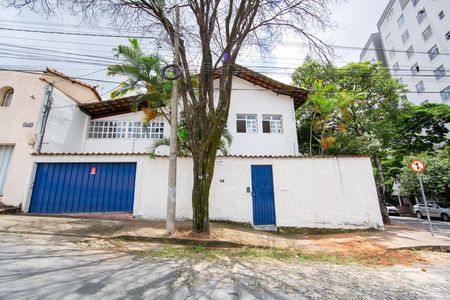 Casa à venda com 431m², 6 quartos e 4 vagas Casa à venda com 431m², 6 quartos e 4 vagasFachada