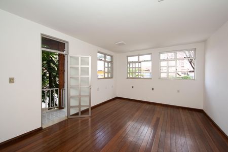 Casa à venda com 431m², 6 quartos e 4 vagas Casa à venda com 431m², 6 quartos e 4 vagasquarto 2