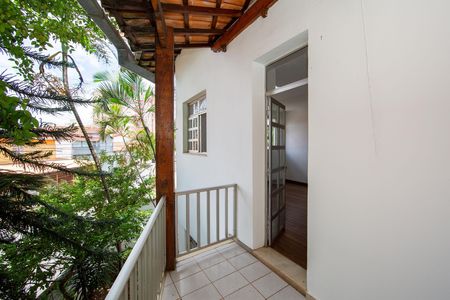 Casa à venda com 431m², 6 quartos e 4 vagas Casa à venda com 431m², 6 quartos e 4 vagasVaranda quarto 2