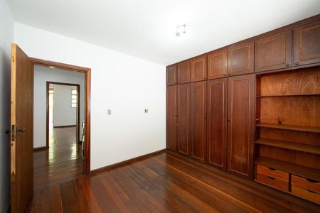 Casa à venda com 431m², 6 quartos e 4 vagas Casa à venda com 431m², 6 quartos e 4 vagasquarto 5