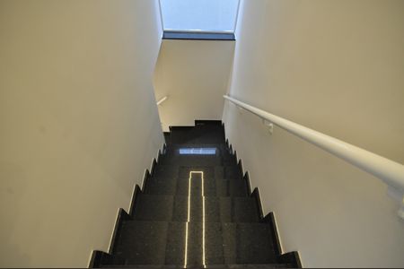 Casa à venda com 180m², 4 quartos e 2 vagasEscada