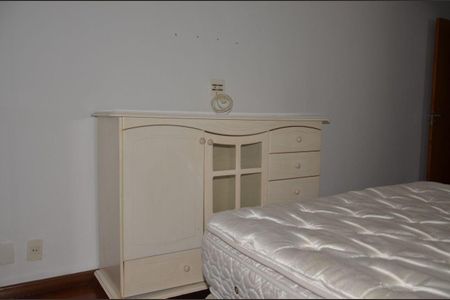 Casa de condomínio para alugar com 200m², 4 quartos e 4 vagas