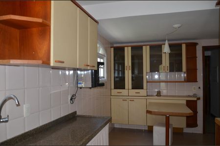 Casa de condomínio para alugar com 200m², 4 quartos e 4 vagas