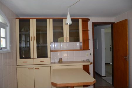 Casa de condomínio para alugar com 200m², 4 quartos e 4 vagas