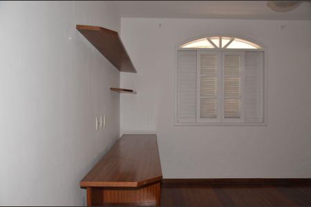 Casa de condomínio para alugar com 200m², 4 quartos e 4 vagas