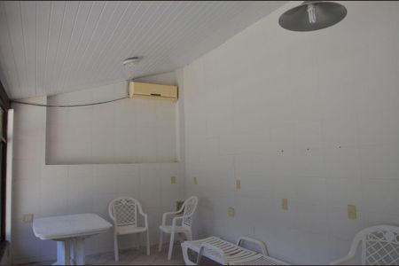 Casa de condomínio para alugar com 200m², 4 quartos e 4 vagas