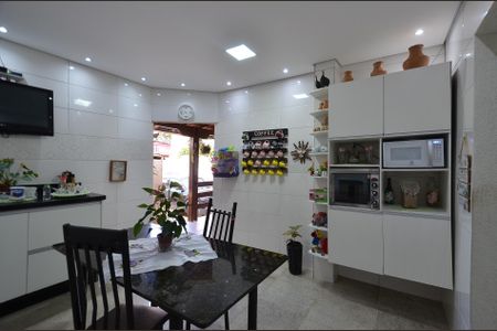 Casa para alugar com 353m², 4 quartos e 4 vagas Casa para alugar com 353m², 4 quartos e 4 vagasCozinha