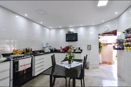 Casa para alugar com 353m², 4 quartos e 4 vagas Casa para alugar com 353m², 4 quartos e 4 vagasCozinha