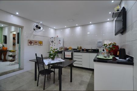 Casa para alugar com 353m², 4 quartos e 4 vagas Casa para alugar com 353m², 4 quartos e 4 vagasCozinha