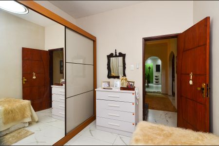 Casa para alugar com 353m², 4 quartos e 4 vagas Casa para alugar com 353m², 4 quartos e 4 vagasQuarto 1