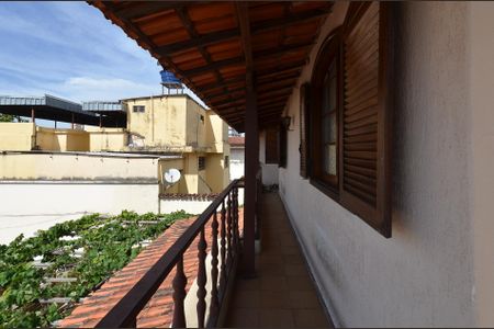 Casa para alugar com 353m², 4 quartos e 4 vagas Casa para alugar com 353m², 4 quartos e 4 vagasVaranda