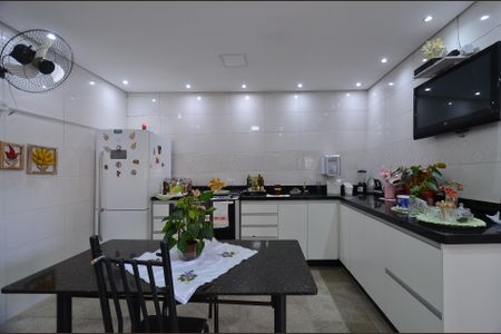 Casa para alugar com 353m², 4 quartos e 4 vagas Casa para alugar com 353m², 4 quartos e 4 vagasCozinha