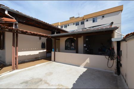 Casa para alugar com 353m², 4 quartos e 4 vagas Casa para alugar com 353m², 4 quartos e 4 vagasVaranda