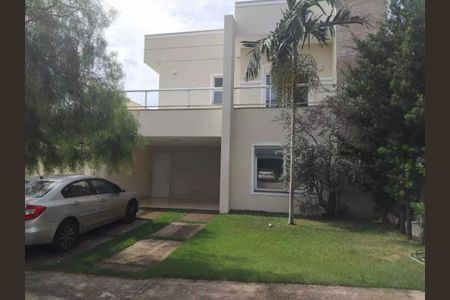 Casa de condomínio à venda com 250m², 3 quartos e 4 vagasFoto 01