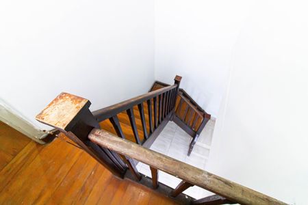 Casa de condomínio à venda com 70m², 2 quartos e 2 vagas Casa de condomínio à venda com 70m², 2 quartos e 2 vagasEscada