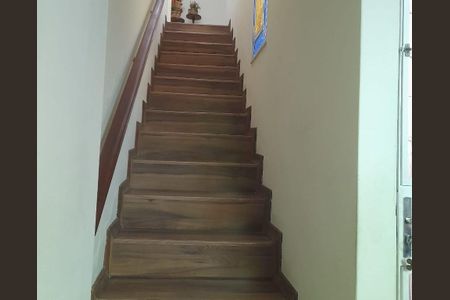 Casa para alugar com 241m², 3 quartos e 3 vagas Casa para alugar com 241m², 3 quartos e 3 vagasEscada