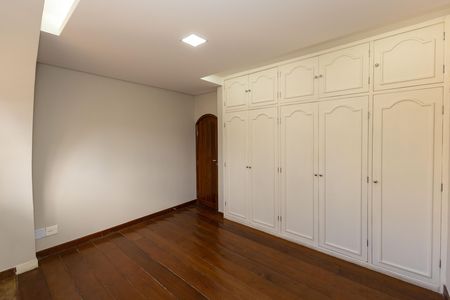 Apartamento à venda com 561m², 5 quartos e 2 vagas Apartamento à venda com 561m², 5 quartos e 2 vagasQuarto 4