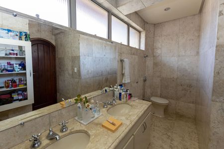 Apartamento à venda com 561m², 5 quartos e 2 vagas Apartamento à venda com 561m², 5 quartos e 2 vagasBanheiro da Suíte 1