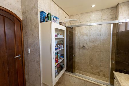 Apartamento à venda com 561m², 5 quartos e 2 vagas Apartamento à venda com 561m², 5 quartos e 2 vagasBanheiro da Suíte 1