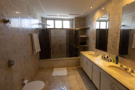 Apartamento à venda com 561m², 5 quartos e 2 vagas Apartamento à venda com 561m², 5 quartos e 2 vagasBanheiro 1
