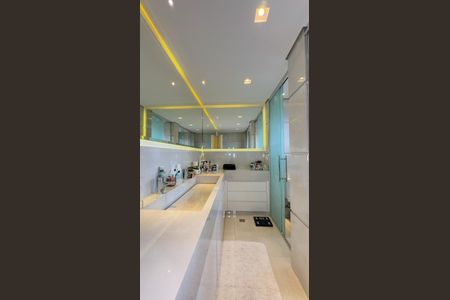 Apartamento à venda com 420m², 4 quartos e 5 vagas Apartamento à venda com 420m², 4 quartos e 5 vagasBanheiro da Suíte 1