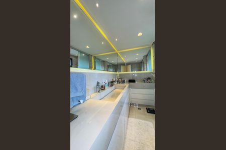 Apartamento à venda com 420m², 4 quartos e 5 vagas Apartamento à venda com 420m², 4 quartos e 5 vagasBanheiro da Suíte 1