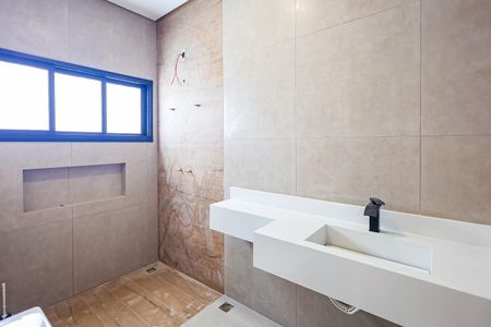 Casa de condomínio para alugar com 390m², 5 quartos e 10 vagas Casa de condomínio para alugar com 390m², 5 quartos e 10 vagasBanheiro da Suíte 2