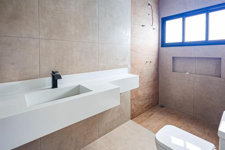 Casa de condomínio para alugar com 390m², 5 quartos e 10 vagas Casa de condomínio para alugar com 390m², 5 quartos e 10 vagasBanheiro da Suíte 3