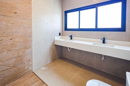 Casa de condomínio para alugar com 390m², 5 quartos e 10 vagas Casa de condomínio para alugar com 390m², 5 quartos e 10 vagasBanheiro da Suíte 1