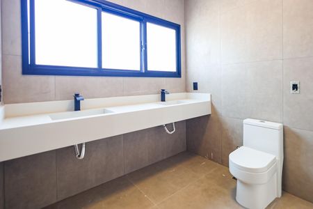 Casa de condomínio para alugar com 390m², 5 quartos e 10 vagas Casa de condomínio para alugar com 390m², 5 quartos e 10 vagasBanheiro da Suíte 1
