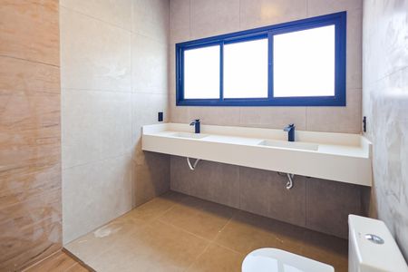 Casa de condomínio para alugar com 390m², 5 quartos e 10 vagas Casa de condomínio para alugar com 390m², 5 quartos e 10 vagasBanheiro da Suíte 1