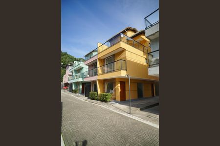 Casa de condomínio para alugar com 118m², 3 quartos e 2 vagas Casa de condomínio para alugar com 118m², 3 quartos e 2 vagasFachada