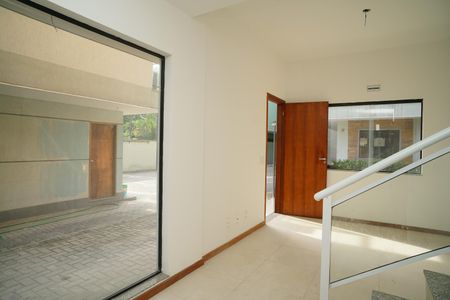 Sala de casa de condomínio para alugar com 3 quartos, 118m² em Itaipu, Niterói