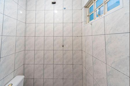 Casa para alugar com 220m², 3 quartos e 3 vagas Casa para alugar com 220m², 3 quartos e 3 vagasBanheiro de Área de Serviço