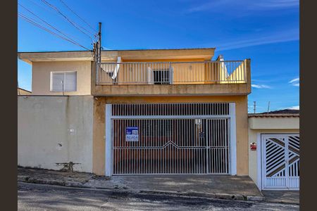 Casa para alugar com 220m², 3 quartos e 3 vagas Casa para alugar com 220m², 3 quartos e 3 vagasFachada