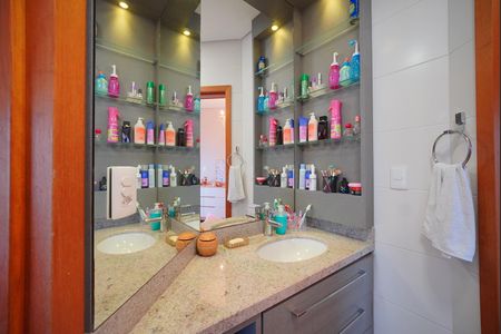 Apartamento para alugar com 272m², 4 quartos e 4 vagasBanheiro Demi-Suíte 1e2