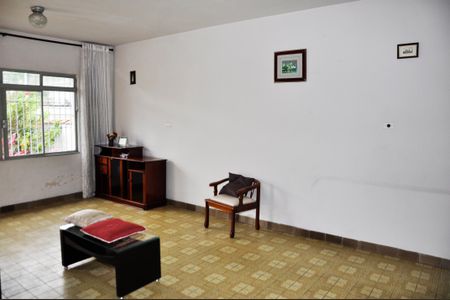 Casa à venda com 168m², 4 quartos e 3 vagas Casa à venda com 168m², 4 quartos e 3 vagasSala