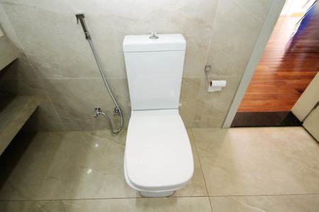 Casa de condomínio para alugar com 750m², 4 quartos e 8 vagas Casa de condomínio para alugar com 750m², 4 quartos e 8 vagasBanheiro da Suíte 1