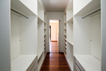 Casa de condomínio para alugar com 750m², 4 quartos e 8 vagas Casa de condomínio para alugar com 750m², 4 quartos e 8 vagasCorredor da Suíte 1