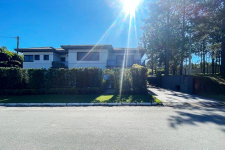 Casa de condomínio para alugar com 750m², 4 quartos e 8 vagas Casa de condomínio para alugar com 750m², 4 quartos e 8 vagasFachada