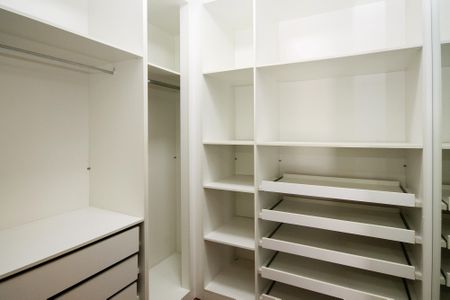 Casa de condomínio para alugar com 750m², 4 quartos e 8 vagas Casa de condomínio para alugar com 750m², 4 quartos e 8 vagasCloset da Suíte 4